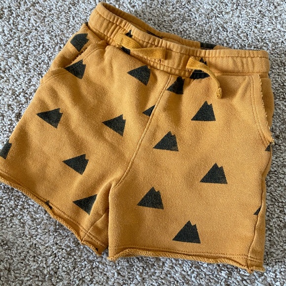 Art Class toddler boy triangle 12 month shorts - Picture 3 of 5